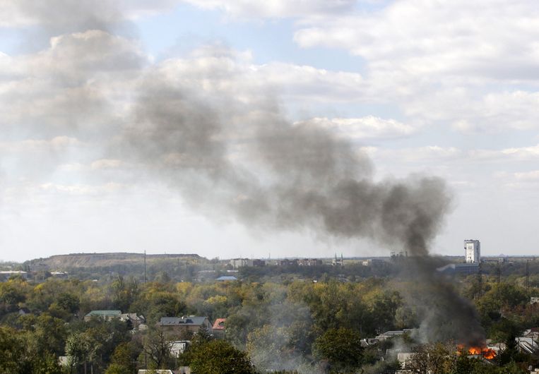 Rook stijgt op boven een wijk in Donetsk, nabij het vliegveld van de Oekraïense stad. Beeld ap