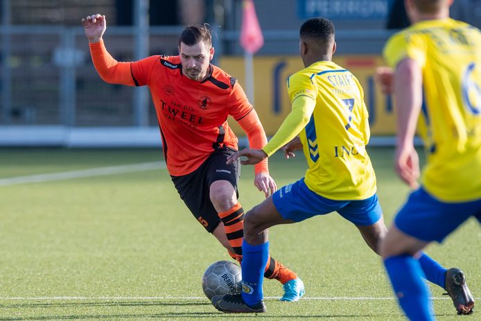 Sparta Nijkerk-verdediger Rob Diderik (links) passeert Ludcinio Marengo van FC Lisse.