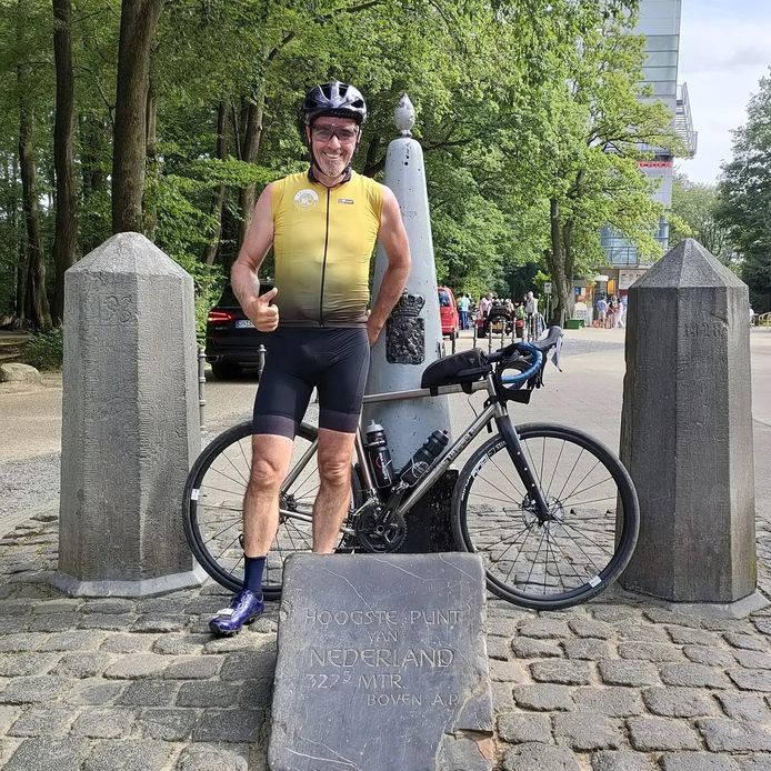 De Traptist op het Drielandenpunt bij Vaals. François Kint uit Terneuzen fietste heel Nederland door langs de grens.