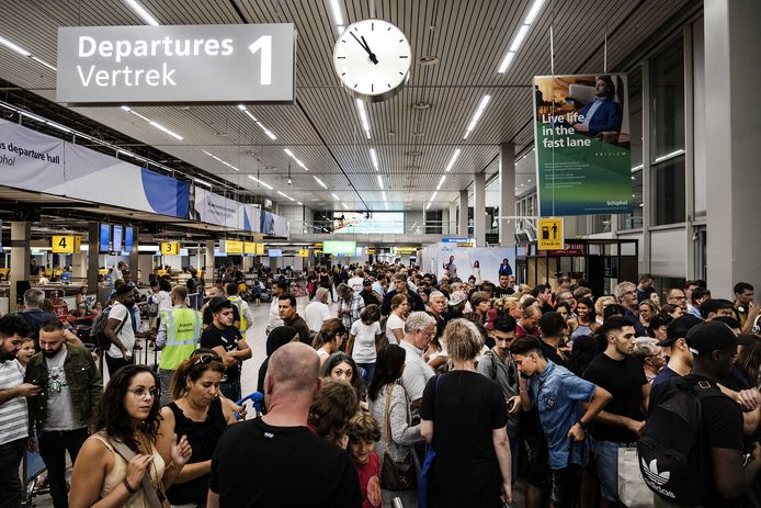 Beelden van de drukte in Schiphol gisteren.