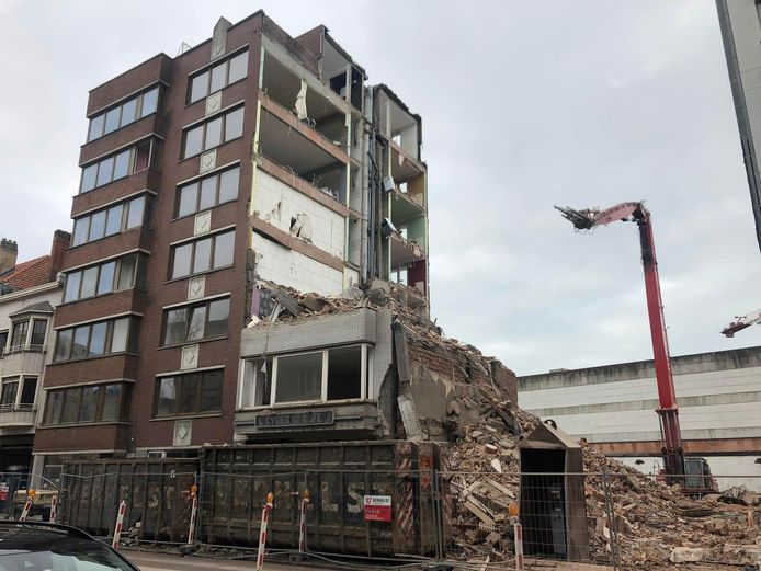 Het gebouw in kwestie, toen op 15 december al een deel was ingestort. De aannemer liet toen containers en hekken aanrukken. Op 21 december stortte evenwel een deel van de voorgevel in tijdens de afbraakwerken.