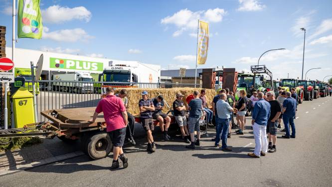 Boeren blokkeren distributiecentrum Plus in Haaksbergen; bedrijf vraagt om gesprek