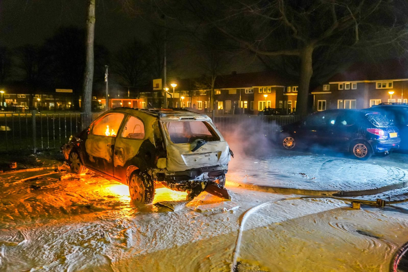 Brandweer heeft handen vol aan autobrand in Eindhoven Foto ed.nl