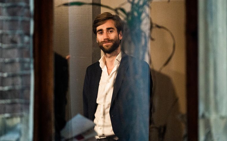 Van Fortuyns Chauffeur Tot De Schrijver Van Een Opzienbarende Roman Een Bonte Stoet Getrouwen Komt Met Baudet De Kamer In De Volkskrant