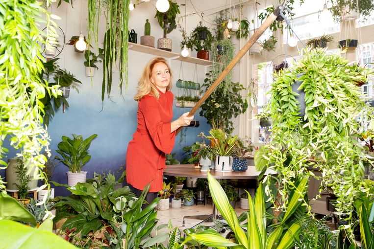 Mila van de Wall van winkel Wildernis heeft thuis vooral ‘gekke planten’. Beeld Sanne Zurne