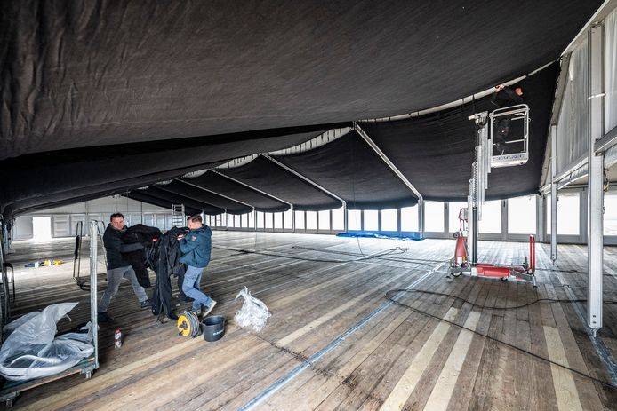 Beuningen on Ice wordt opgebouwd aan de Ooigraaf, de nieuwe plek voor de schaatsbaan en feesttent. Op 17 december gaat deze open.