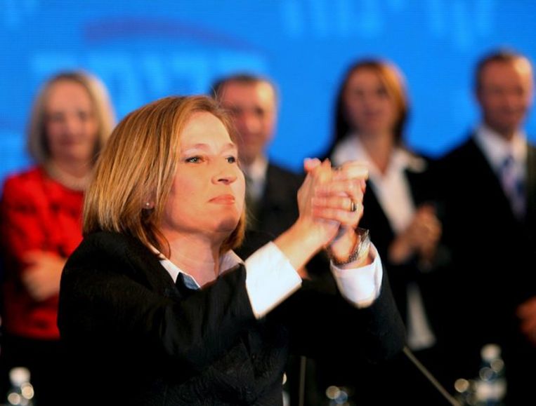 Tzipi Livni (boven) van de centrumpartij Kadima baseert haar aanspraken op haar voorsprong van één enkele zetel. Benjamin Netanyahu (onder) van de rechtse Likud vindt daarentegen dat alleen hij recht heeft op het premierschap, omdat de rechtse partijen samen een absolute meerderheid hebben. Foto's EPA Beeld 