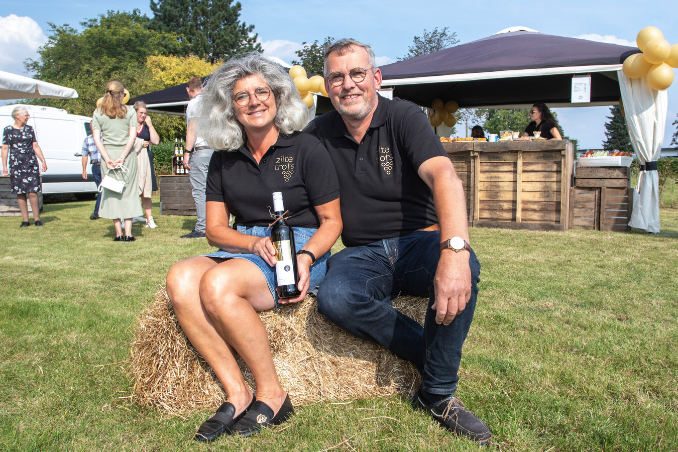 Simon en Joan Bruijnooge presenteren vol trots hun eerste flessen wijn.