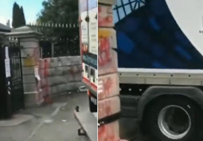 Truck rijdt in op poort Russische ambassade in Dublin.