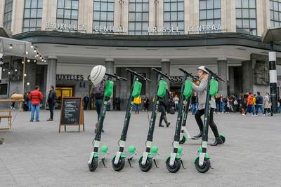 Vers une interdiction des trottinettes électriques à Bruxelles? Elke Van den Brandt répond