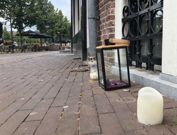 Aan de Haven in Breda staan nog twee kaarsen en een kandelaar ter nagedachtenis aan de dodelijke steekpartij waarbij Bredanaar Berry van Gool overleed tijdens een uitgaansavond