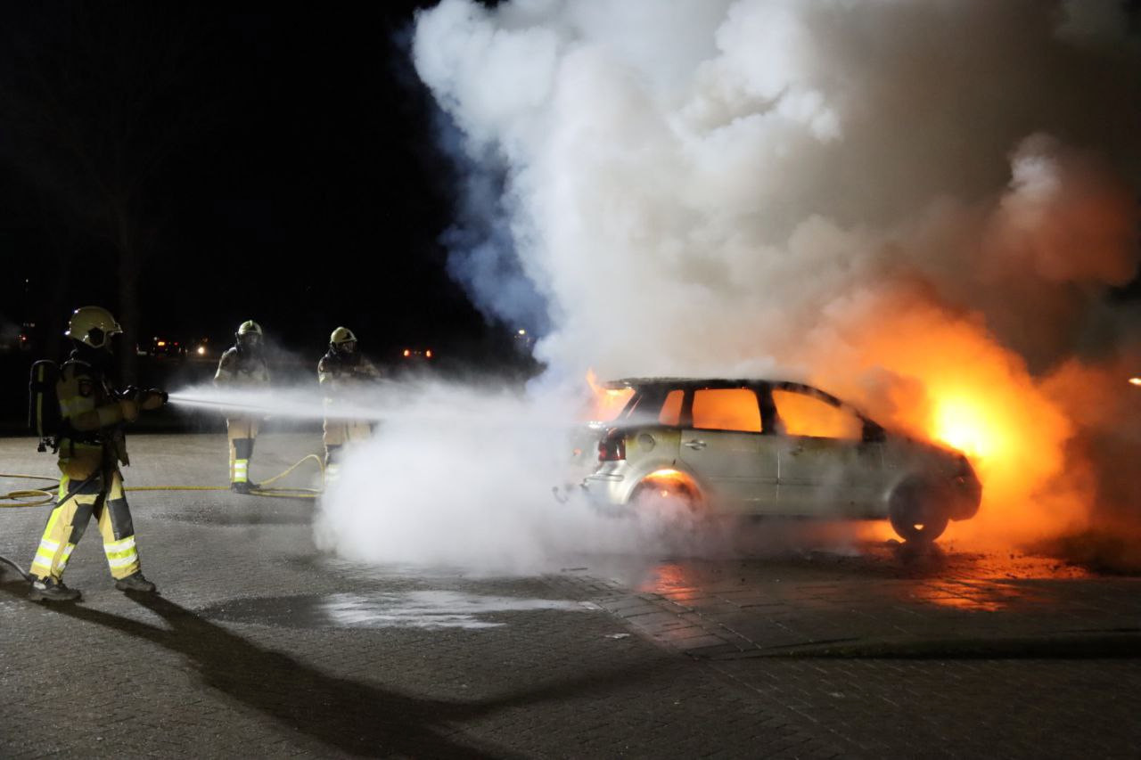 In Steenwijk is een auto volledig uitgebrand. Dit gebeurde op de Ruxveenseweg, in de buurt van een tankstation.