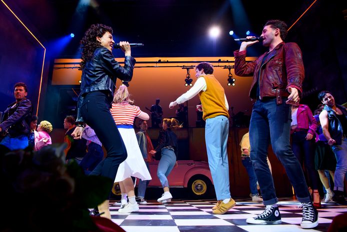 Grease is één brok energie, op één acteur na: de mannelijke ...