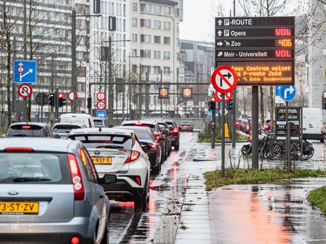 Toestroom aan Nederlandse shoppers zorgt voor steeds meer overlast: van files tot relschoppers en afval