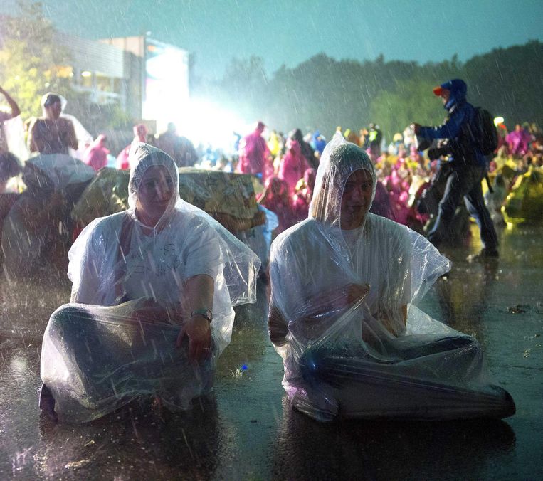 Festivalganger in de stromende regen op Pinkpop Beeld epa