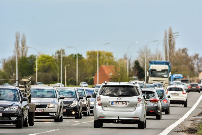 De drukke N58 in Geluwe, richting de Menenstraat staat er op de spitsuren daar altijd een file