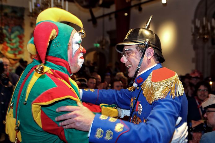 Nar Eric raakt tijdens de Boeremaaltijd ontroerd door een lied van Steketee.