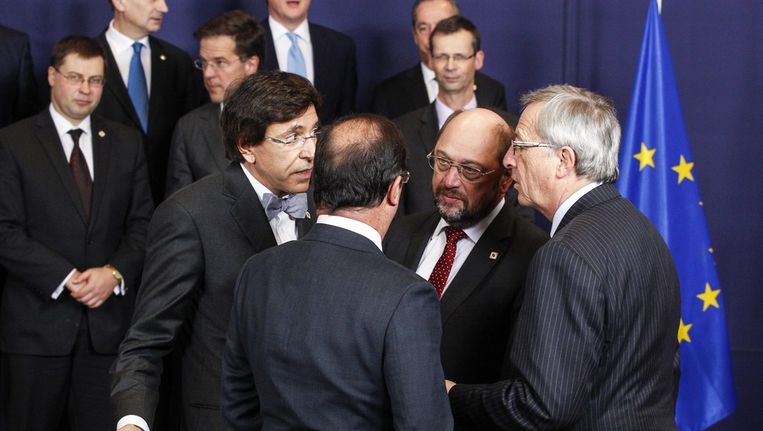 Premier Di Rupo van België (links), voorzitter van het Europees Parlement Schultz, de premier van Luxemburg Juncker (van links naar rechts) en de Franse president Hollande (op de rug) praten tijdens een EU-top in Brussel in december vorig jaar. Beeld EPA