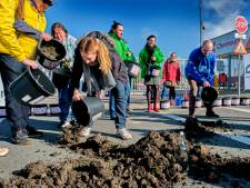 Actievoerders legen 100 emmers vervuilde grond voor Chemours: ‘Ik voel me geroepen om dit te doen’