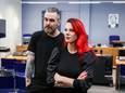 Gedupeerden in de kindertoeslagenaffaire Renate Wolbers en Jeroen Wolterink uit Nijverdal in de rechtbank in Almelo als ze horen dat ze hebben gewonnen.