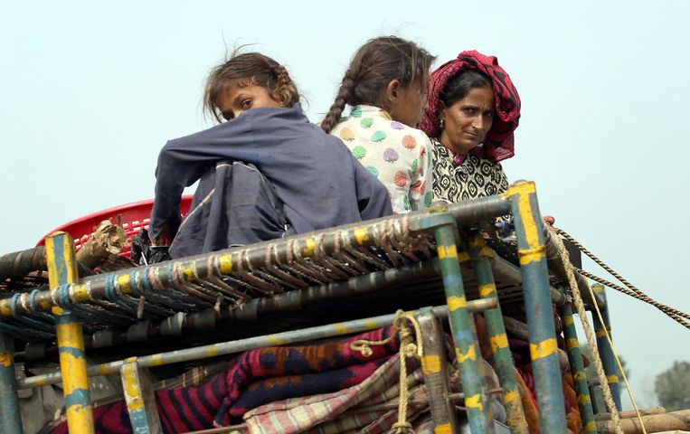 Indiase burgers verlaten hun dorpen aan de grens met Pakistan. Beeld epa