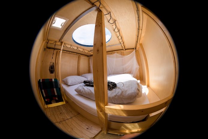 De slaapverdieping van de hut in Leimuiden met bovenin een koepel waardoor je naar de sterrenhemel kunt kijken.