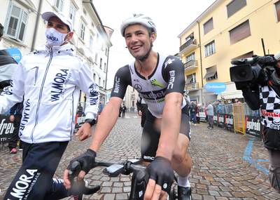 De carrièrewending van Victor Campenaerts is helemaal rond met ritzege in de Giro: “Ik koers nu agressief en met de steun van de ploeg”