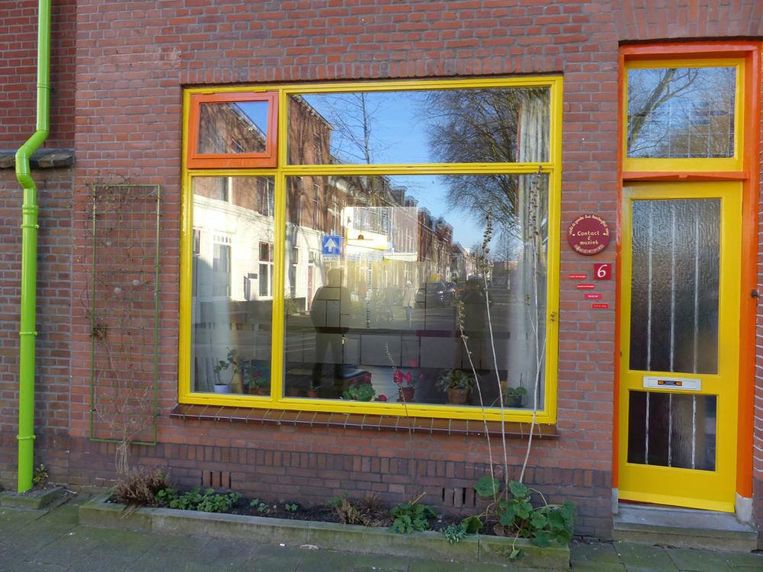 Buren schrokken eerst van de 'prachtige kleuren' van hun huis, schrijft de woongroep. 'Zwart zouden ze prima hebben gevonden' Beeld Foto's contactmuziek.nl