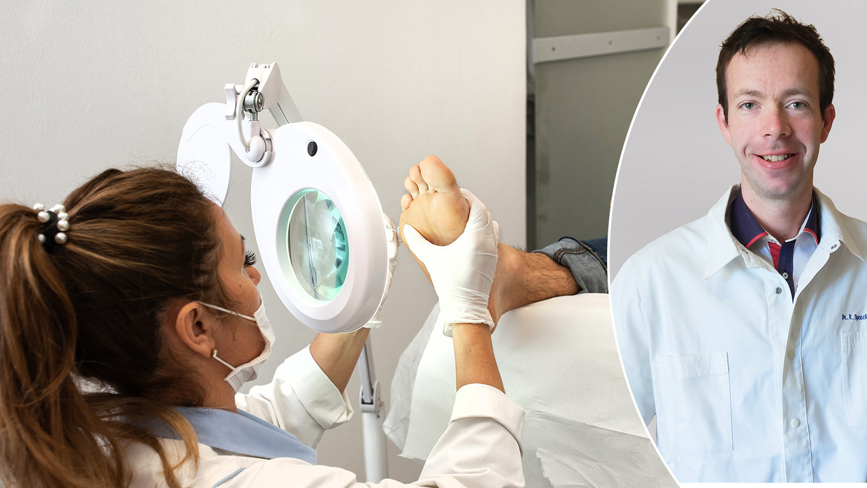Prof. dr. Reinhart Speeckaert, dermatoloog in het UZ Gent (rechts) Beeld Getty Images / rv