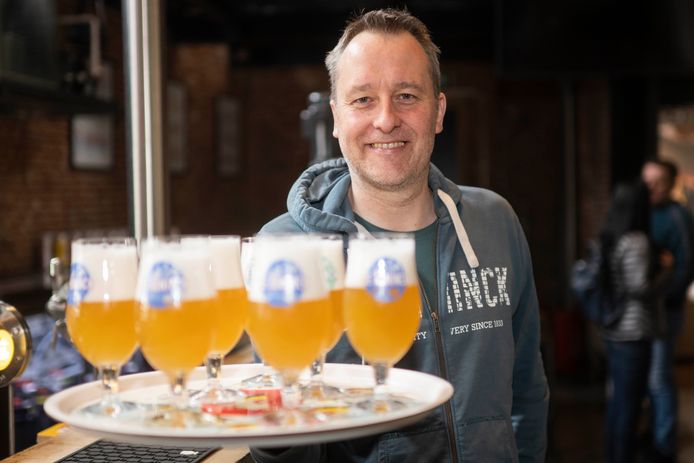 Sven Dekleermaeker presenteert met trots zijn nieuwe batch zomerbier ‘Lost in Spice’.