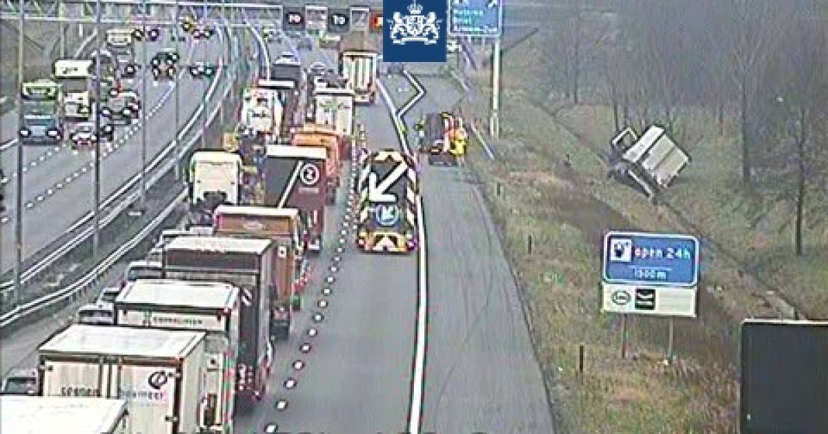 File op A50 na ongeluk met vrachtwagen: snelweg deels dicht.
