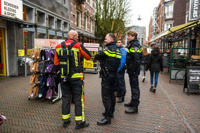 Jongeren stichten brand in portiek.