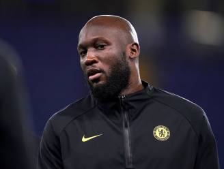 RECONSTRUCTIE. Nu fans zelfs hun voeten afvegen aan zijn truitje: hoe is het zó fout kunnen lopen tussen Lukaku en Chelsea?