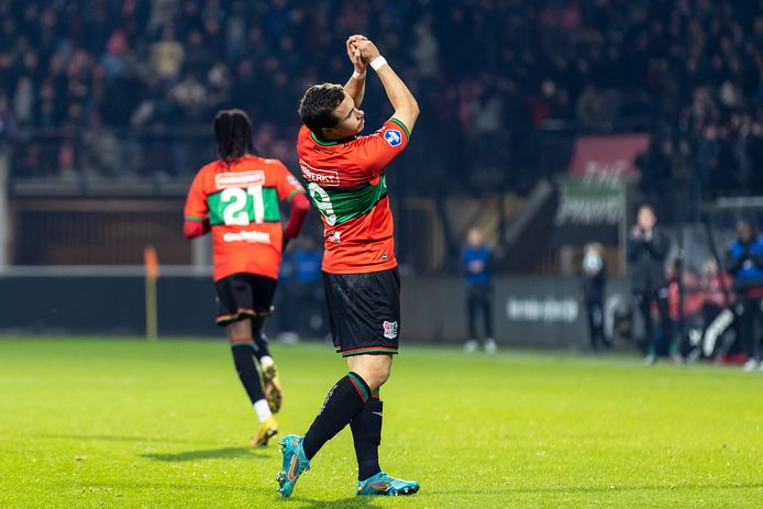 NEC-spits Pedro Marques viert op bijzondere wijze zijn doelpunt in de thuiswedstrijd tegen Sparta Rotterdam.