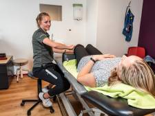 Behandeltafels van fysio's liggen vol nu iedereen weer fanatiek gaat sporten: ‘Mensen beginnen ondoordacht’