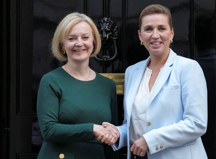 De Britse premier Liz Truss (links) en haar Deense ambtgenoot Mette Frederiksen (rechts).