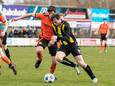 Senna Silva van der Veen aan de bal namens DOS'37. Zijn ploeg speelde in de topper tegen Nieuwleusen gelijk met 1-1.