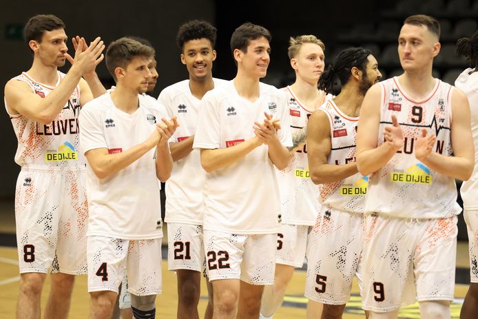 Een vaak weerkerend beeld dit seizoen: de spelers van Leuven Bears applaudisseren na een overwinning.