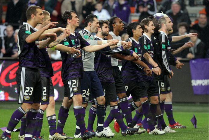 De spelers van Anderlecht vieren de stevige 6-0-zege tegen Zulte Waregem.