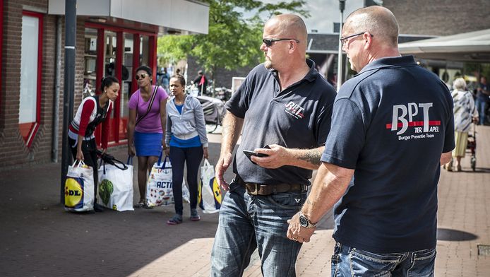 Harry Siemers en Aldert van het buurtpreventieteam.
