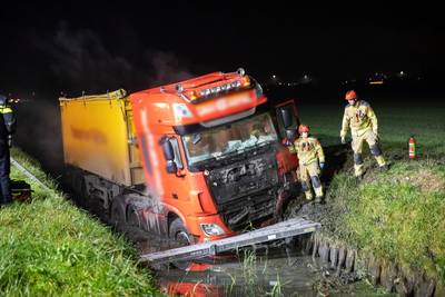 Chauffeur raakt gewond als vrachtwagen in sloot belandt naast N268 bij Oud Gastel