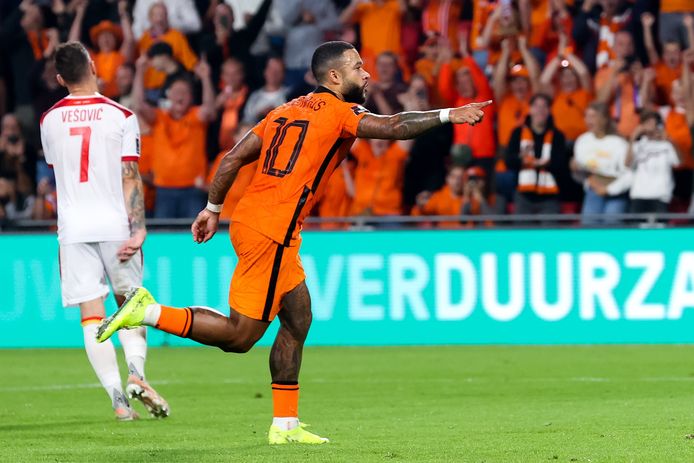 Memphis Depay viert de 1-0.