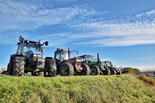 Een flink aantal boeren heeft zich verzameld langs de A58 bij Moergestel.