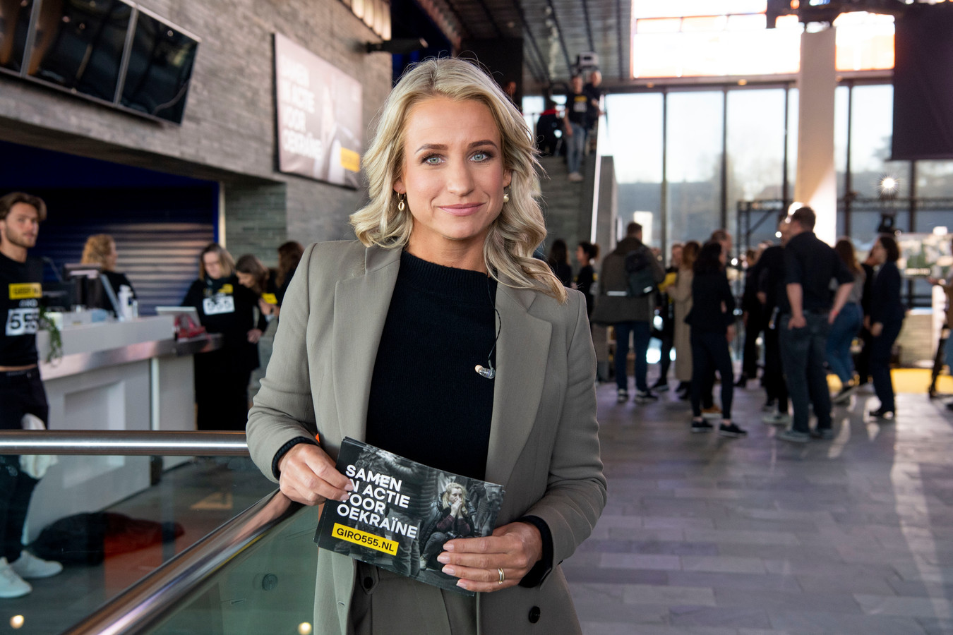 Het lijkt alsof Dionne Stax met haar nieuwe coupe afscheid heeft genomen  van haar NOS-uniform | Foto | AD.nl