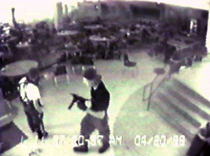 Eric Harris (links) en Dylan Klebold tijdens de beruchte 'school shooting' in 1999 op Columbine High School in de Verenigde Staten.