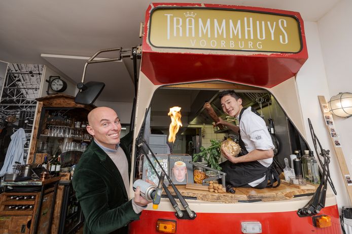 Eigenaar Bobby van Galen (l.) is maar wat trots op zijn leerling-kok Ramon, die volgende week meedoet aan een internationale kookwedstrijd in Estland.