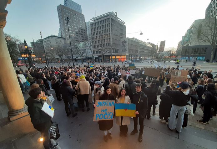 Enkele honderden actievoerders, voornamelijk Oekraïense Rotterdammers, protesteren tegen de Russische inval in Oekraïne.