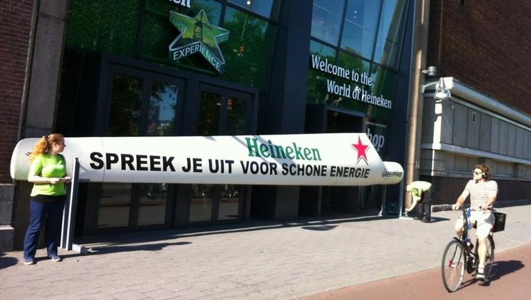 De twaalf meter lange wiek blokkeert de ingang van de Heineken Experience. Beeld Joris Thijssen