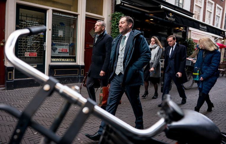 Klaas Dijkhoff (VVD) en Sybrand Buma (CDA) op weg naar de Tweede Kamer tijdens een onderbreking van het coalitieoverleg over het kinderpardon.  Beeld Freek van den Bergh