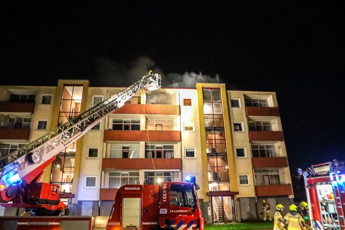 Brand in een flat aan de Admiraal de Ruyterweg in Zwijndrecht.
